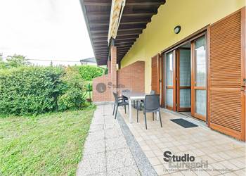 Piacevole villetta con giardino e autorimessa