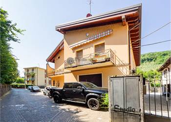 Ampia casa singola con giardino