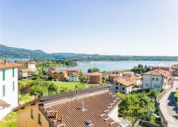 Appartamento con terrazzo vista lago