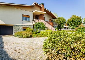 Casa singola e Capannone con giardino