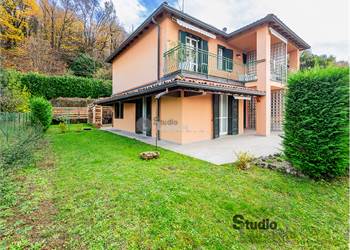 Graziosa porzione di villetta bifamiliare con giardino