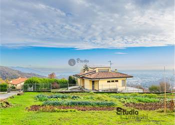Panoramica villa singola con ampio giardino