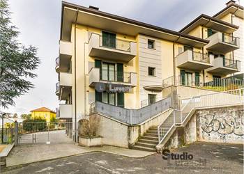 Piacevole appartamento trilocale con doppi servizi e terrazzi