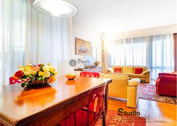 Prestigioso ultimo piano panoramico con mansarda, camino, box e cantina