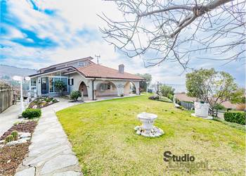 Panoramica villa singola con giardino