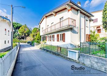 Casa indipendente con giardino in vendita – Località Imberido